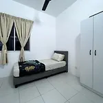 Cozy 3 Rooms , Klcc View , 100 Mbps Wifi , Netflix By Noon\'S Homestay